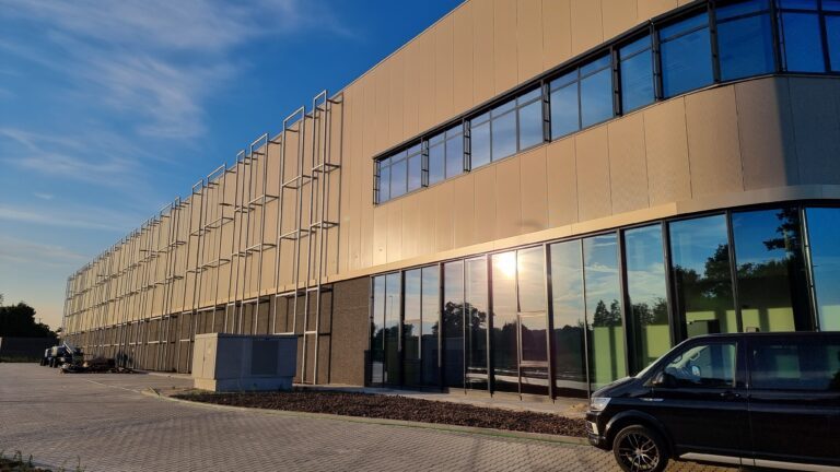 Intospace delivers distribution centre for Vos Transport Zaltbommel